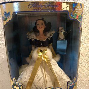 Like New 1998 Mattel Snow White and the Seven Dwarfs Holiday Princess